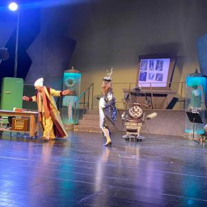 Παρακολούθηση θεατρικού μιούζικαλ «Σιωπή ο βασιλιάς ακούει»